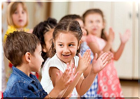 Children clapping in a kindergarten class.