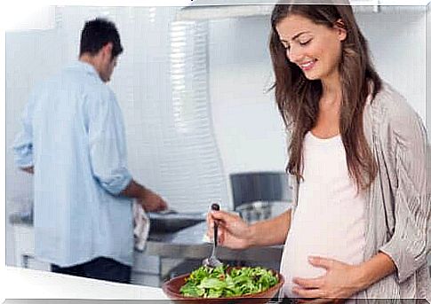 Eat green leafy vegetables during pregnancy