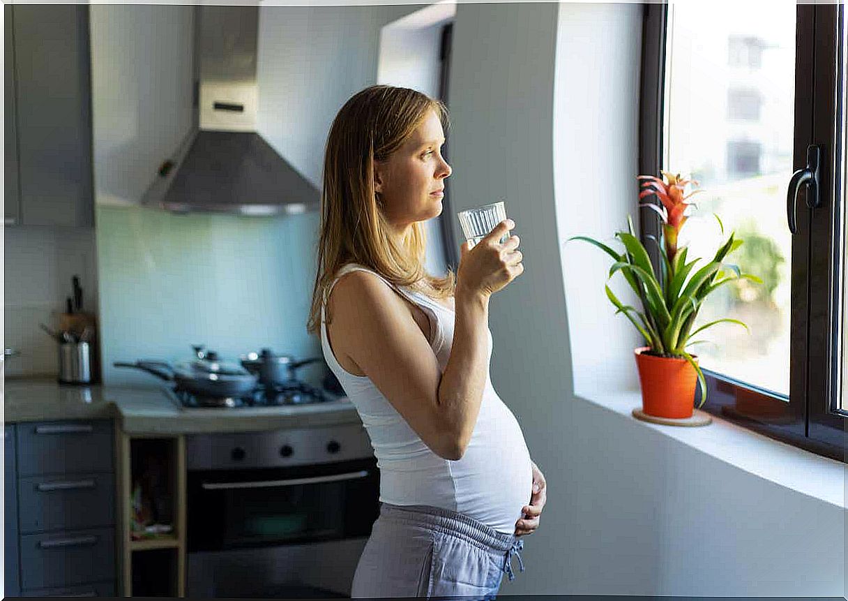 Pregnant woman moisturizing.