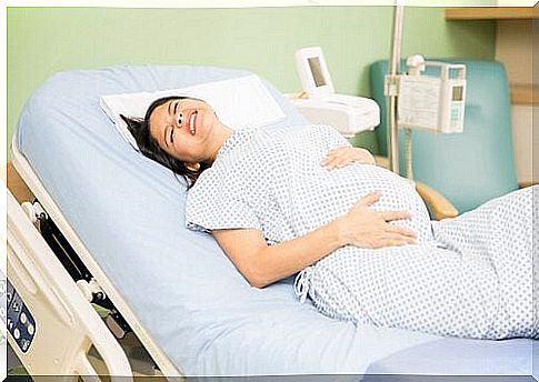 Woman in hospital having contractions