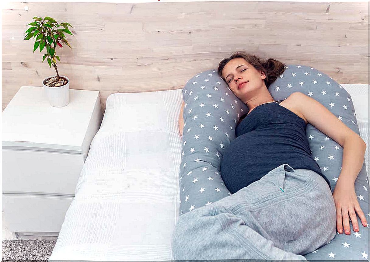 Woman with pregnancy pillow.