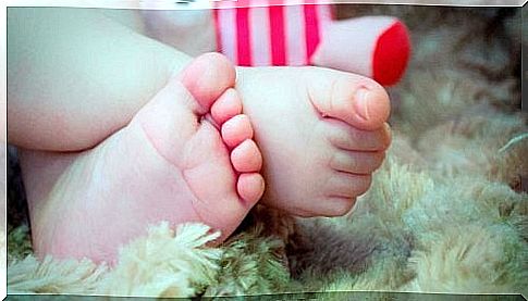 bare baby feet