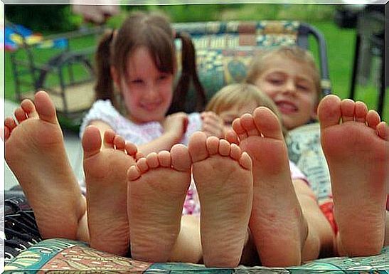 The benefits of letting children walk barefoot