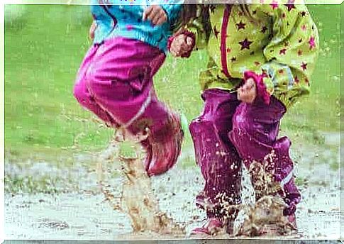 Things you should never forbid your kids like jumping in puddles