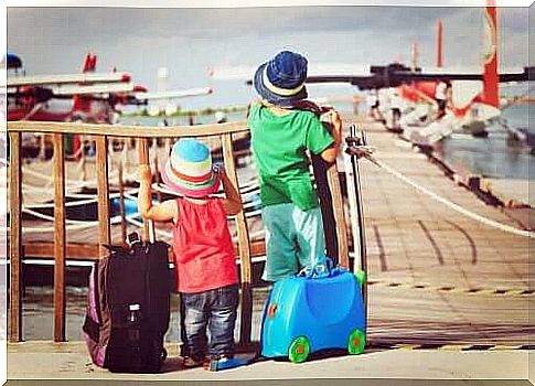 Children holding their bags.