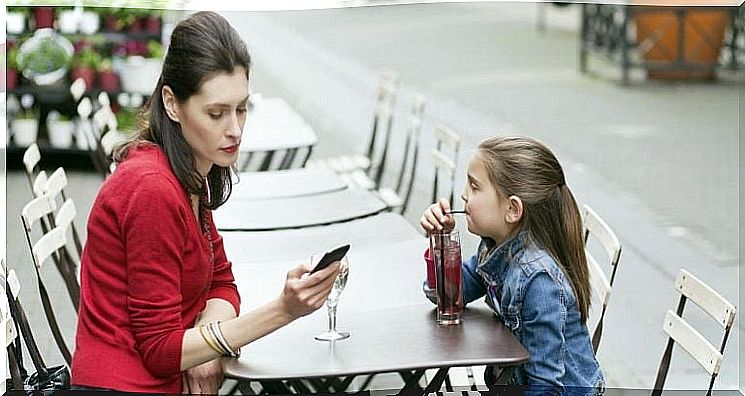 Mom only looks at cellphone